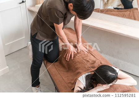 到脊椎按摩診所、整骨診所和按摩診所就診的女性和脊椎按摩師/治療師 112595281