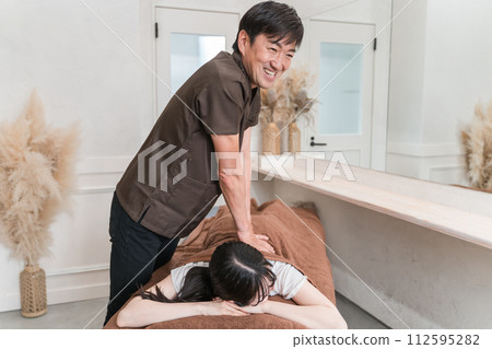 到脊椎按摩診所、整骨診所和按摩診所就診的女性和脊椎按摩師/治療師 112595282