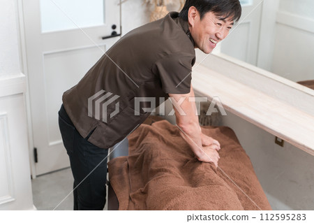 去反射療法、脊椎按摩診所、整骨診所和足部按摩的女性,以及脊椎按摩師和治療師(足部按摩) 去反射療法、脊椎按摩診所、整骨診所和足部按摩的女性,以及脊椎按摩師和治療師(足部按摩) 112595283