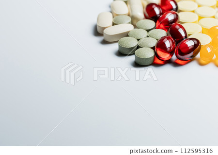 白色背景中的彩色藥丸、藥物、補充劑 112595316