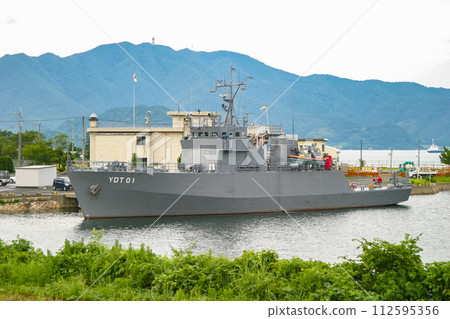停泊的海上自衛隊水下處置母艦1型 112595356