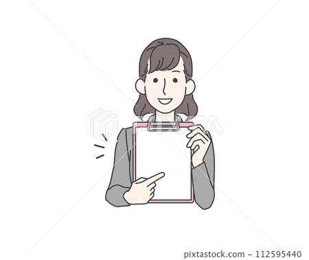 一位微笑的女士指著並解釋估價和合約等文件 112595440