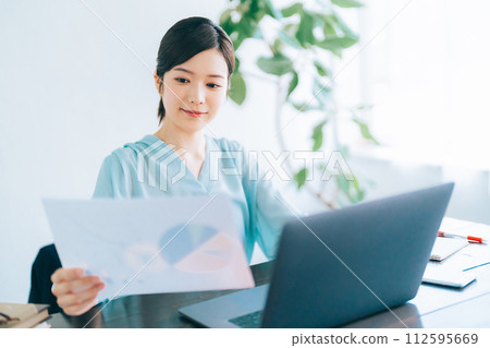 Young business woman 112595669