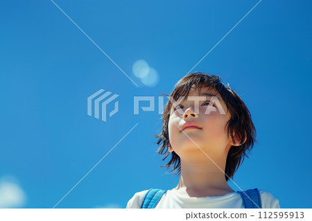 小學生仰望藍天 112595913