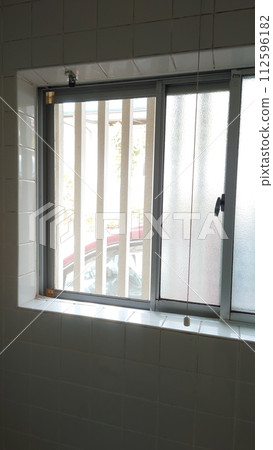 Bathroom window 112596182