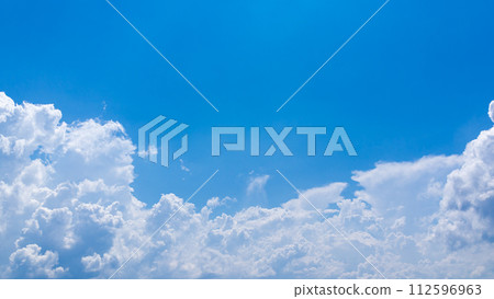 Cumulonimbus clouds (cumulonimbus clouds) that appear in the blue sky in midsummer 112596963