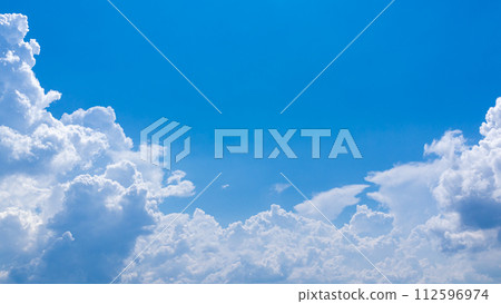 Cumulonimbus clouds (cumulonimbus clouds) that appear in the blue sky in midsummer 112596974