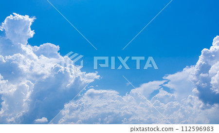 盛夏藍天出現的積雨雲（積雨雲） 112596983