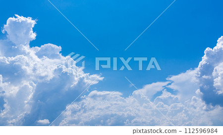 Cumulonimbus clouds (cumulonimbus clouds) that appear in the blue sky in midsummer 112596984