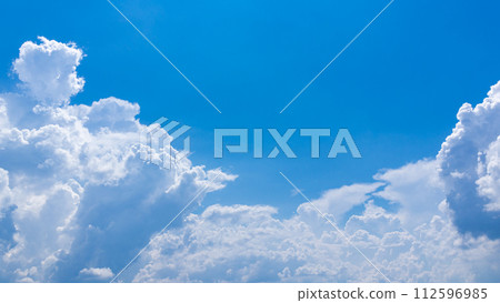 盛夏藍天出現的積雨雲（積雨雲） 112596985