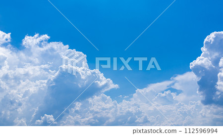 盛夏藍天出現的積雨雲（積雨雲） 112596994