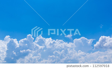 Cumulonimbus clouds (cumulonimbus clouds) that appear in the blue sky in midsummer 112597018