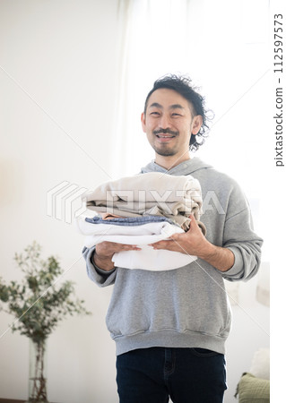 一個男人做家事折疊衣服 一個男人做家事折疊衣服 112597573