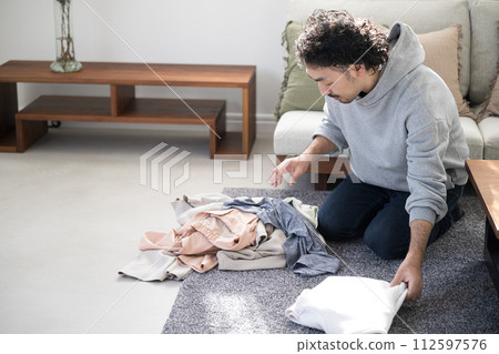 亞洲(日本)男人在客廳做家事,摺衣服 亞洲(日本)男人在客廳做家事,摺衣服 112597576