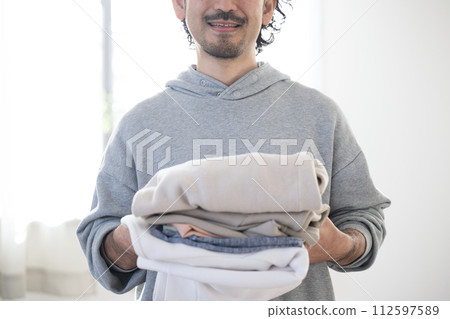 不露面男子做家事疊衣服的特寫 不露面男子做家事疊衣服的特寫 112597589