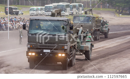 陸上自衛隊中砲牽引車和FH70參加閱兵式 陸上自衛隊中砲牽引車和FH70參加閱兵式 112597665