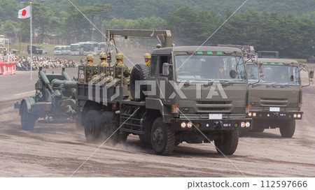 陸上自衛隊中砲牽引車和FH70參加閱兵式 陸上自衛隊中砲牽引車和FH70參加閱兵式 112597666