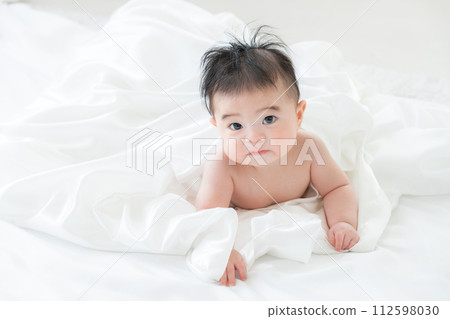 4 month old boy lying face down 112598030