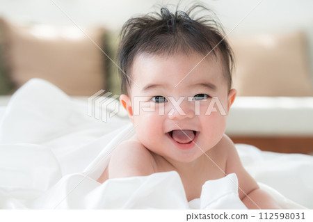 4 month old boy lying face down 112598031