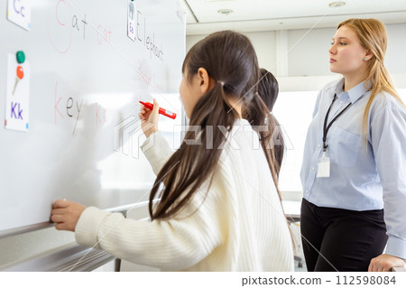Elementary school students learning English 112598084
