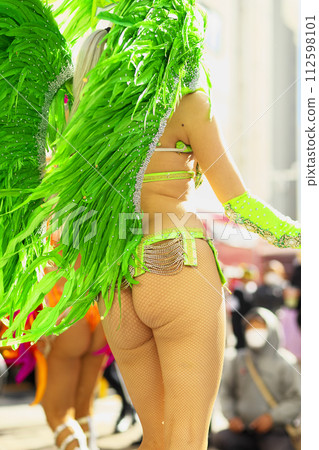 Brazilian costumes dancing samba on the streets of the city 112598101