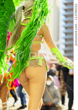 巴西服裝在城市街頭跳森巴舞 巴西服裝在城市街頭跳森巴舞 112598102