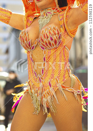 巴西服裝在城市街頭跳森巴舞 112598119