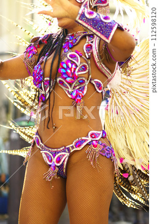 巴西服裝在城市街頭跳森巴舞 112598120