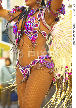 Brazilian costumes dancing samba on the streets of the city 112598121
