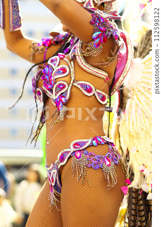 Brazilian costumes dancing samba on the streets of the city 112598122