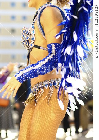 巴西服裝在城市街頭跳森巴舞 112598127