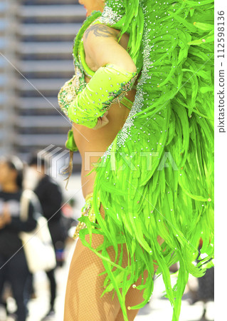 Brazilian costumes dancing samba on the streets of the city 112598136