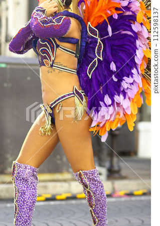 Brazilian costumes dancing samba on the streets of the city 112598137