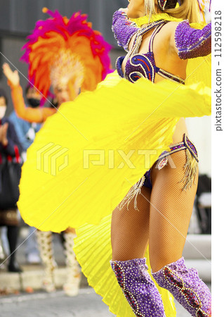 Brazilian costumes dancing samba on the streets of the city 112598218
