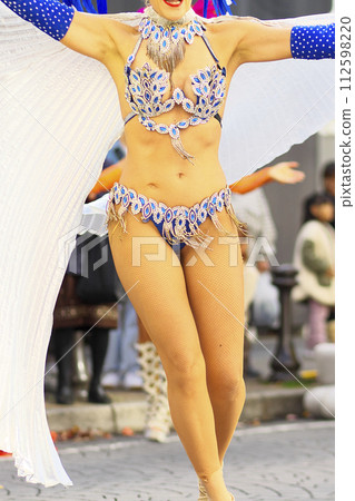 Brazilian costumes dancing samba on the streets of the city 112598220