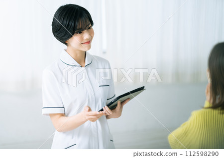 一名正在接受諮詢的女士 112598290