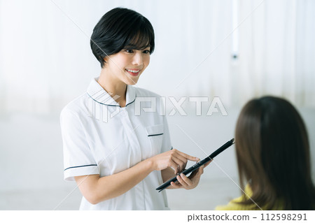 一名正在接受諮詢的女士 112598291
