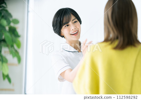 一名正在接受諮詢的女士 112598292