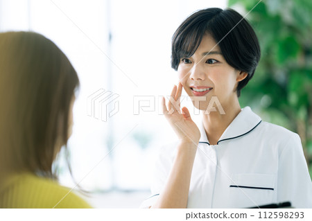 一名正在接受諮詢的女士 112598293
