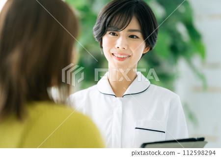 一名正在接受諮詢的女士 112598294