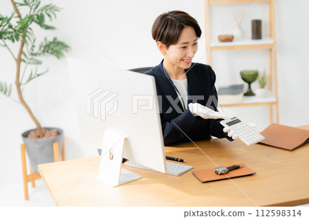 Appraiser appraising watches 112598314