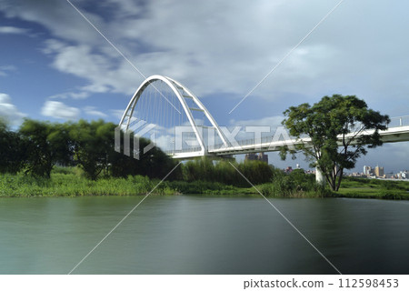 Arch bridge built on natural ecological wetland 112598453