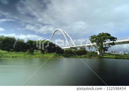 自然生態濕地上建設的拱型橋樑 112598454