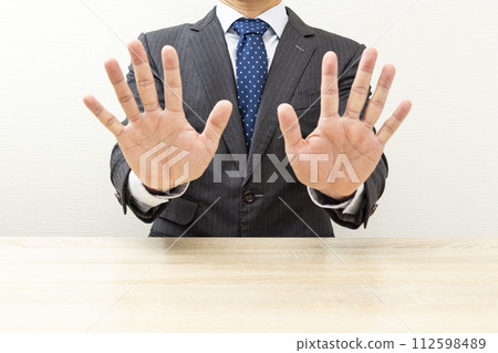 穿著西裝的男人 112598489