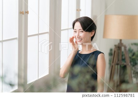 A woman in her 30s feels the moisture in her skin 112598781