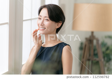 30多歲的女人覺得皮膚濕潤 112598782