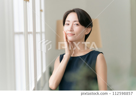 30多歲的女人覺得皮膚濕潤 112598857