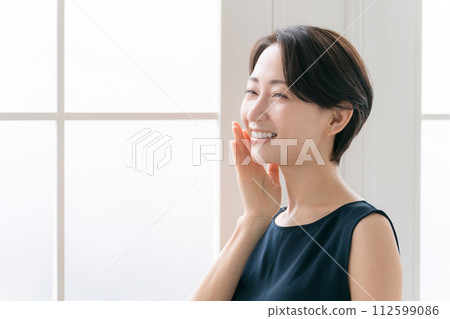 感覺皮膚濕潤的女性的輪廓 112599086