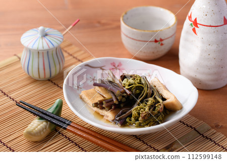 Boiled bracken - Boiled natural bracken and thinly fried bracken Boiled bracken - Boiled natural bracken and thinly fried bracken 112599148