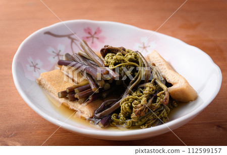 Boiled bracken - Boiled natural bracken and thinly fried bracken 112599157